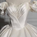 Robes de mariée romantiques en satin à épaules dénudées