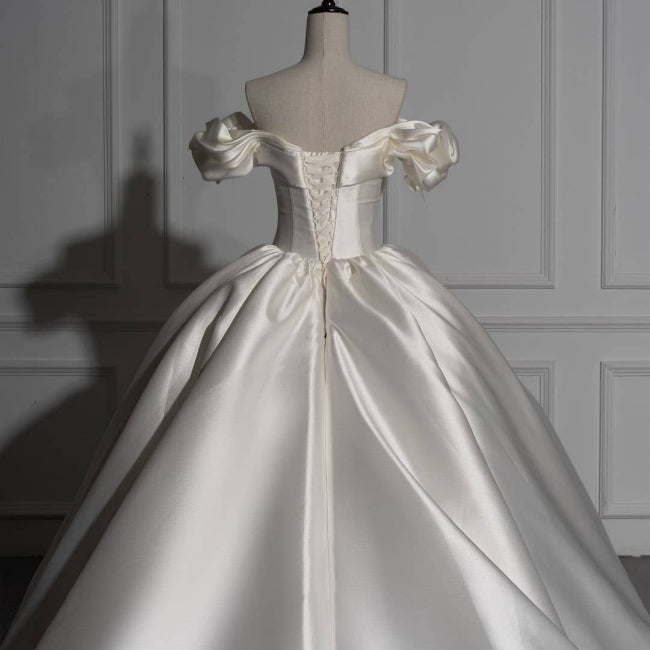 Robes de mariée romantiques en satin à épaules dénudées