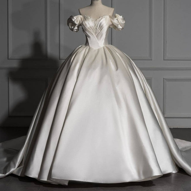 Robes de mariée romantiques en satin à épaules dénudées