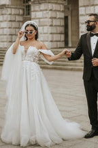 Vestido de novia romántico de tul con hombros descubiertos, mangas cortas y corte en A