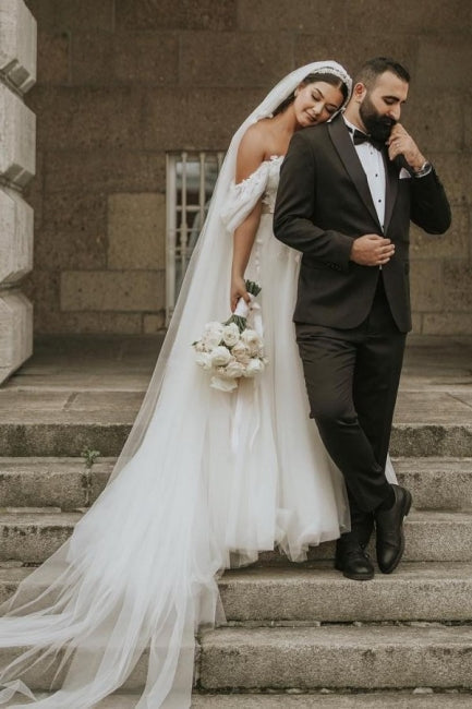 Vestido de novia romántico de tul con hombros descubiertos, mangas cortas y corte en A