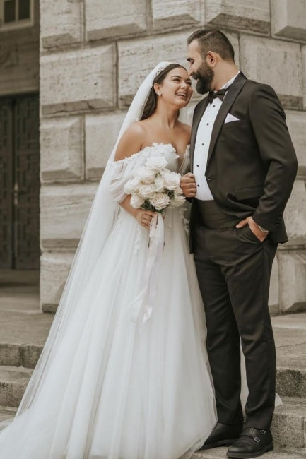 Vestido de novia romántico de tul con hombros descubiertos, mangas cortas y corte en A