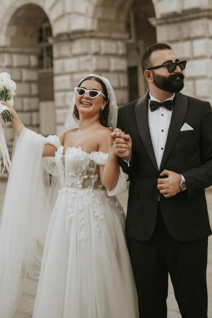 Vestido de novia romántico de tul con hombros descubiertos, mangas cortas y corte en A