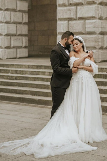 Vestido de novia romántico de tul con hombros descubiertos, mangas cortas y corte en A