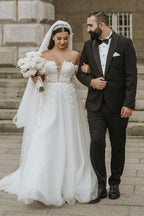 Vestido de novia romántico de tul con hombros descubiertos, mangas cortas y corte en A
