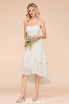 Robe de demoiselle d'honneur romantique blanche/ivoire à décolleté cœur asymétrique sans manches, idéale pour un mariage de plage.