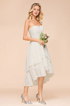 Robe de demoiselle d'honneur romantique blanche/ivoire à décolleté cœur asymétrique sans manches, idéale pour un mariage de plage.