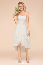 Robe de demoiselle d'honneur romantique blanche/ivoire à décolleté cœur asymétrique sans manches, idéale pour un mariage de plage.