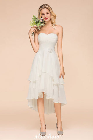 Vestido de dama de honor romántico blanco/marfil con escote corazón y corte asimétrico, sin mangas, ideal para bodas en la playa.