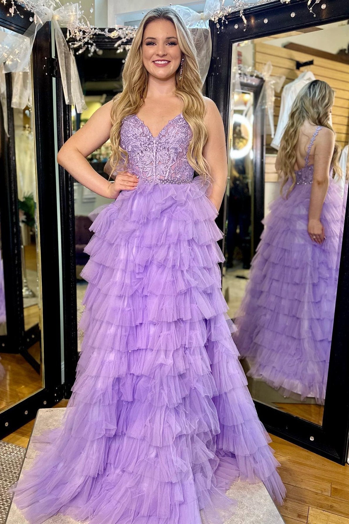 Rosaline | Vestido largo de fiesta con apliques lavanda, escote en V, volantes y capas