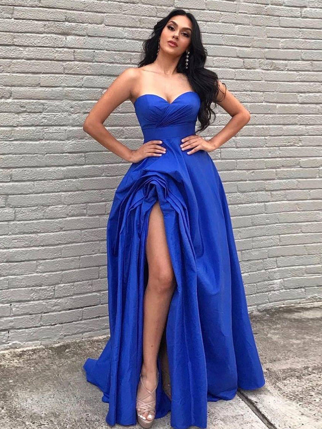 Rosario | Robe de bal longue en satin, coupe trapèze, décolleté cœur et fente