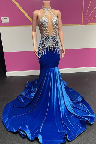 Robe de bal sirène en velours bleu roi à col halter et perles argentées