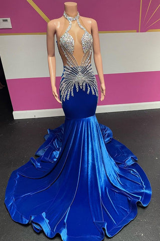 Robe de bal sirène en velours bleu roi à col halter et perles argentées