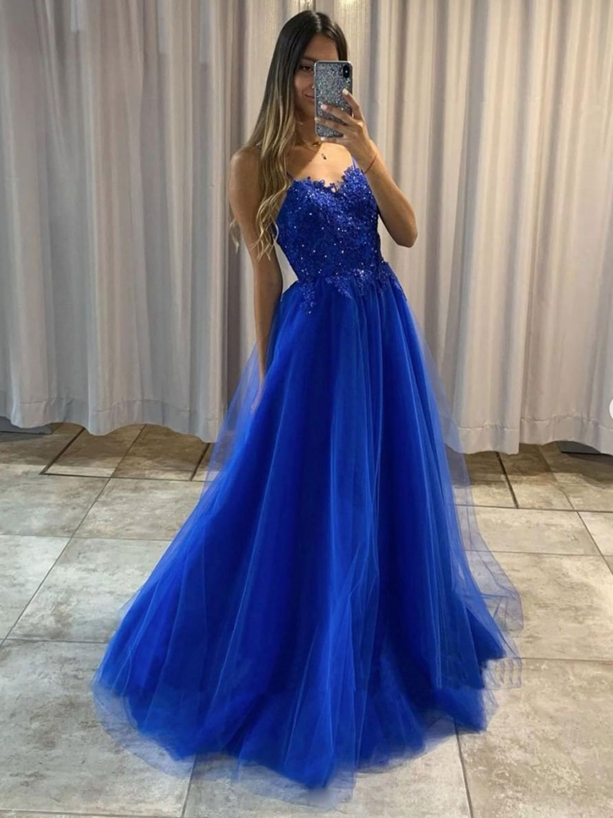 Vestidos de fiesta formales de corte A, corte largo, escote corazón, tul y encaje, color azul real.