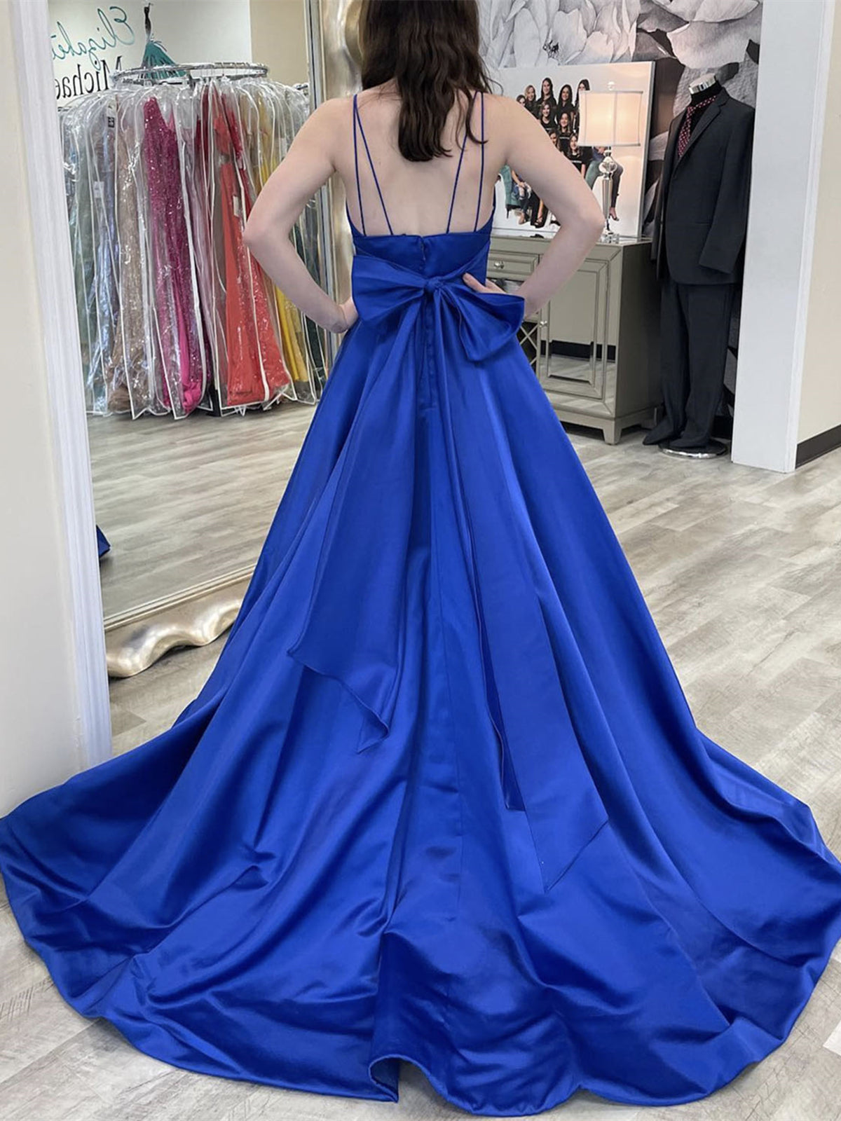 Robe de bal longue bleu roi en satin, coupe trapèze, col en V et dos nu