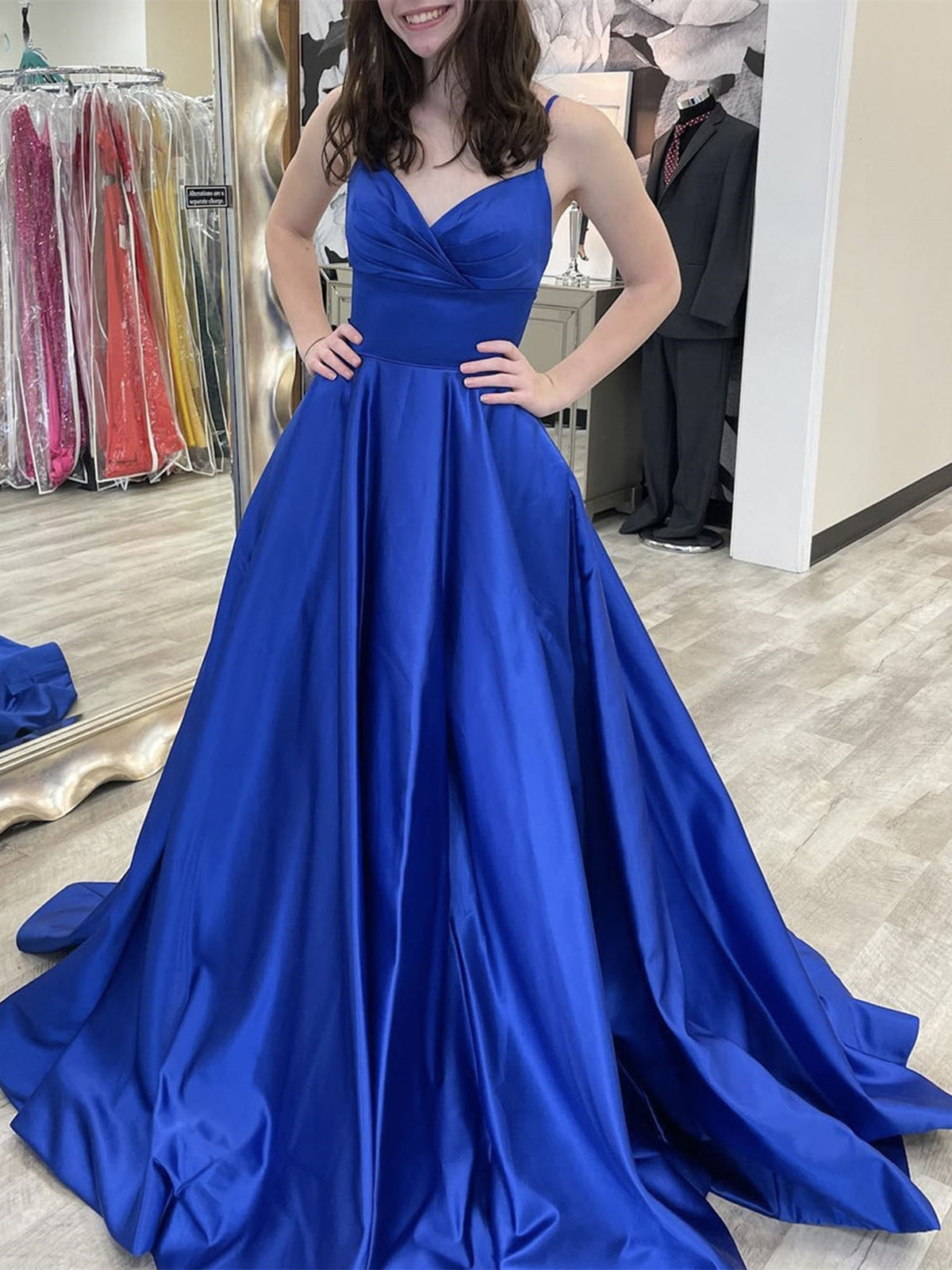 Robe de bal longue bleu roi en satin, coupe trapèze, col en V et dos nu