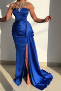 Robe de bal sirène longue bleu roi sans bretelles, ornée de perles et fendue.