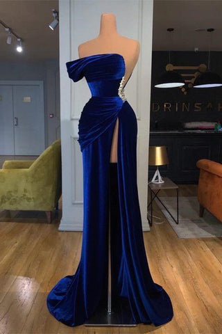 Vestido largo de noche azul real con hombros descubiertos y abertura