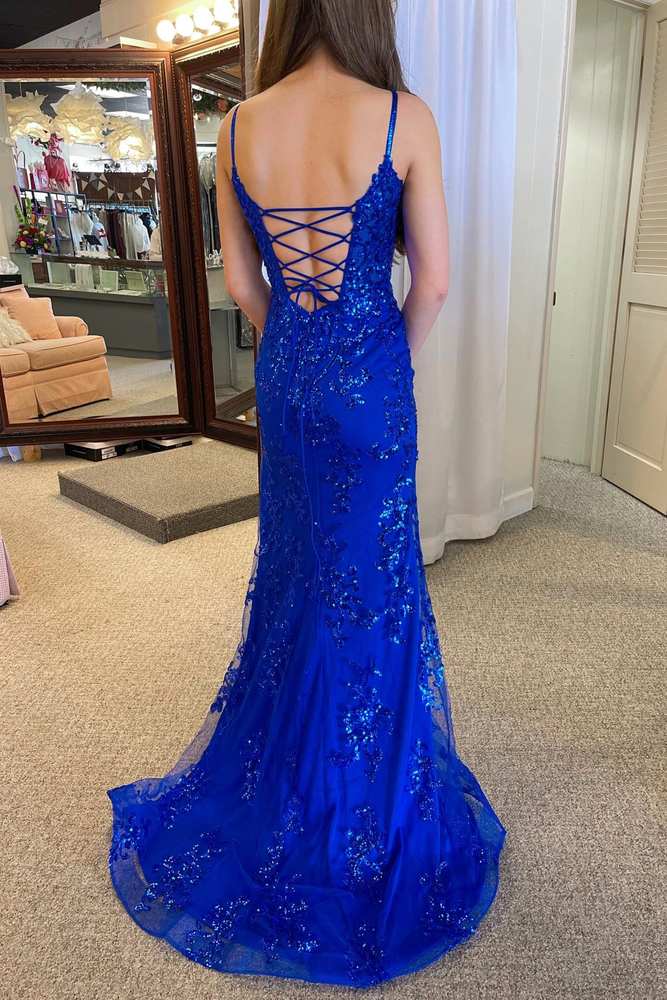 Harmonia | Vestido de graduación azul real con escote pronunciado y cola de encaje