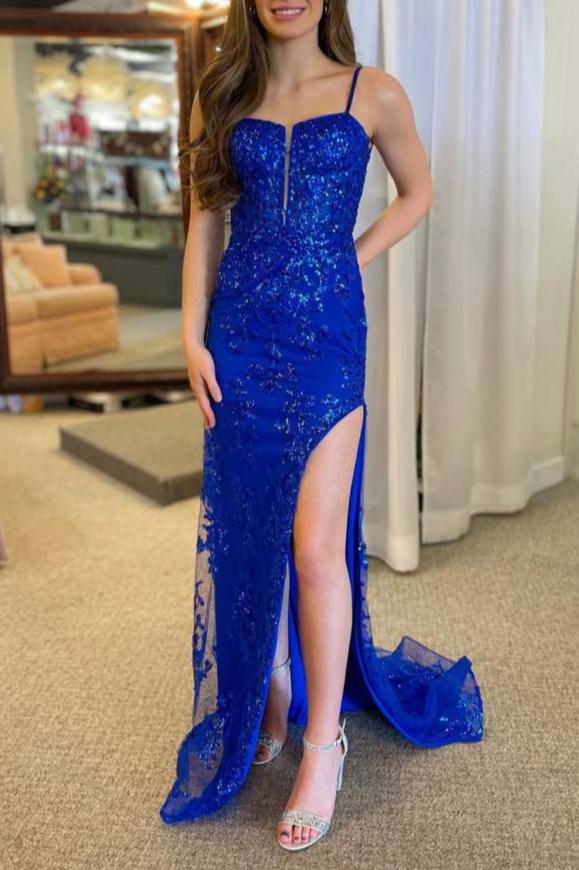 Harmonia | Vestido de graduación azul real con escote pronunciado y cola de encaje