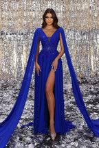 Vestido de fiesta de gasa azul real con escote en V, sin mangas, abertura frontal y volantes.
