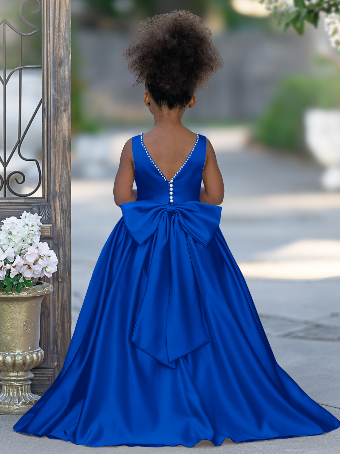 Vestido rosa sin mangas de satén con escote con cuentas y detalle de lazo