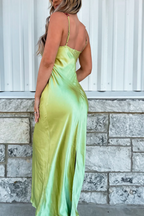 Sahara | Robe de bal fourreau verte en satin à fines bretelles et appliques