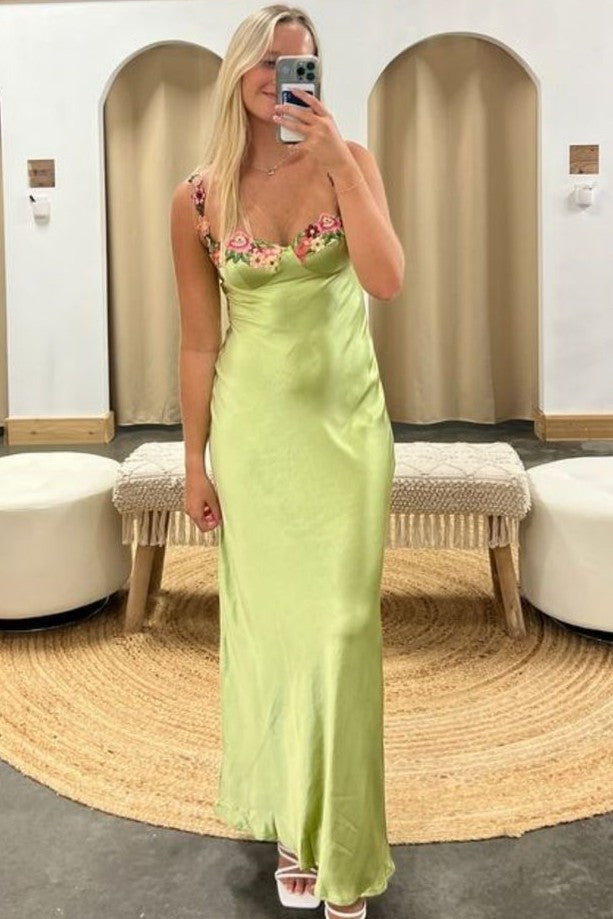 Sahara | Robe de bal fourreau verte en satin à fines bretelles et appliques