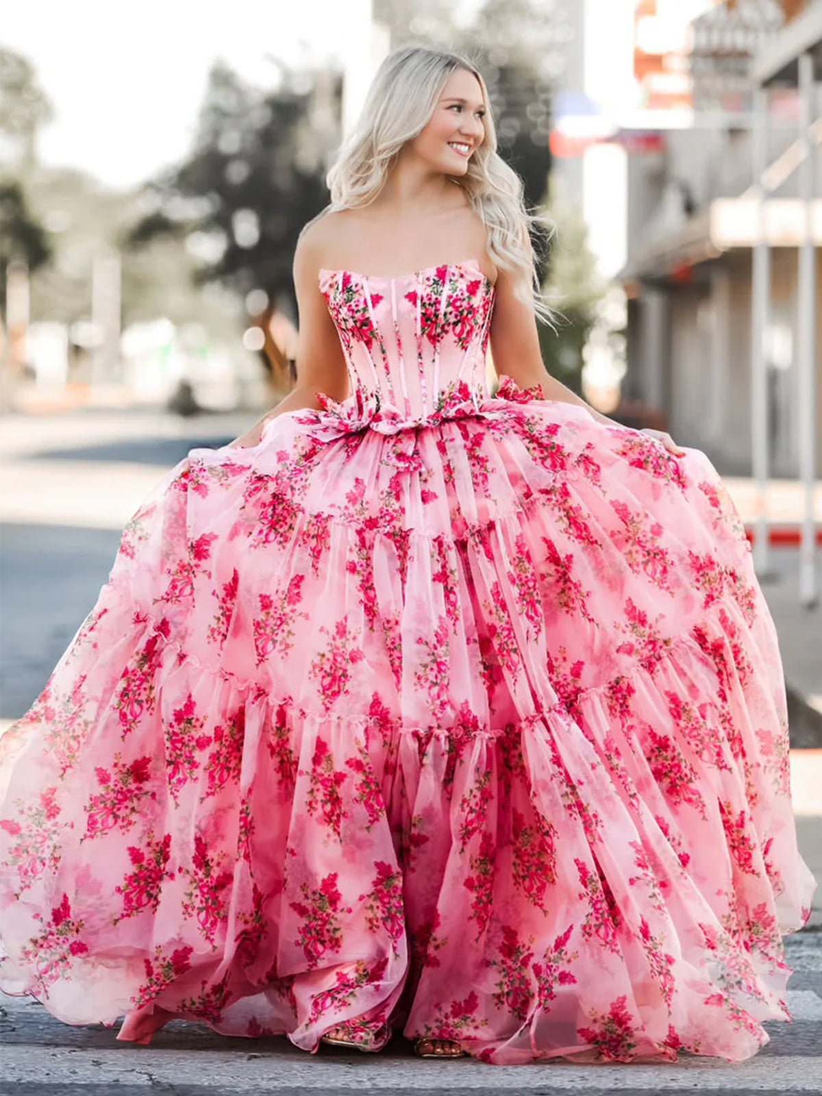 Santiago | Vestido de fiesta rosa palabra de honor de gasa, corte en A, estampado floral escalonado con lazo