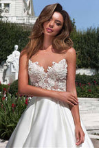 Robe de mariée trapèze en satin avec encolure en A, poches et applications de dentelle WD217