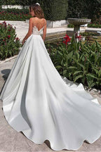 Robe de mariée trapèze en satin avec encolure en A, poches et applications de dentelle WD217
