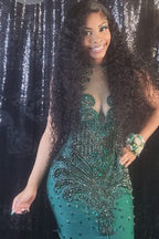 Vestido de fiesta sirena sin mangas con escote en V y detalles de pedrería.