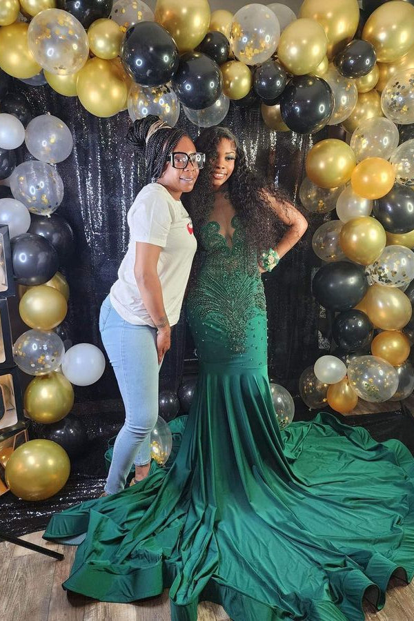 Vestido de fiesta sirena sin mangas con escote en V y detalles de pedrería.