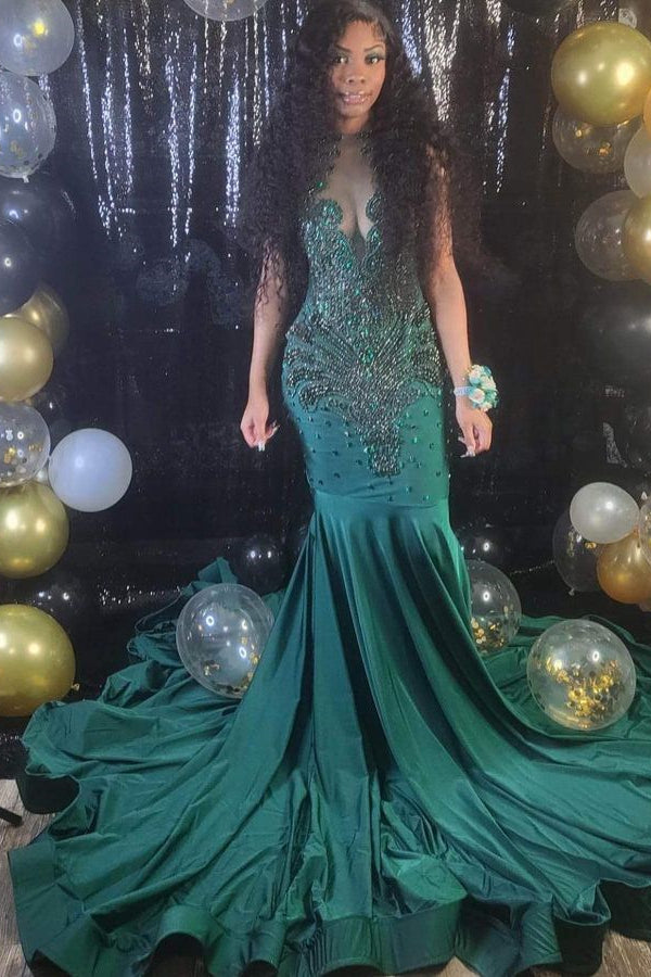Vestido de fiesta sirena sin mangas con escote en V y detalles de pedrería.