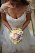 Vestido de novia plisado con escote redondo, mangas casquillo, cola de barrido y pedrería WD106