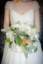 Vestido de novia plisado con escote redondo, mangas casquillo, cola de barrido y pedrería WD106