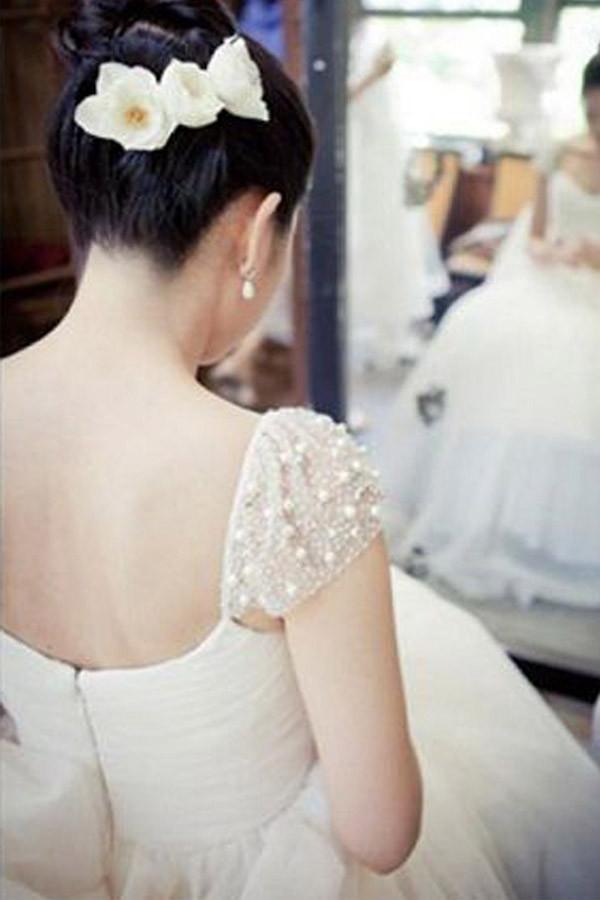Vestido de novia plisado con escote redondo, mangas casquillo, cola de barrido y pedrería WD106