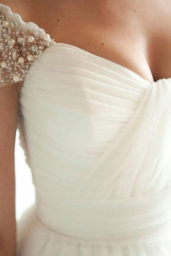 Vestido de novia plisado con escote redondo, mangas casquillo, cola de barrido y pedrería WD106