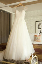 Vestido de novia plisado con escote redondo, mangas casquillo, cola de barrido y pedrería WD106
