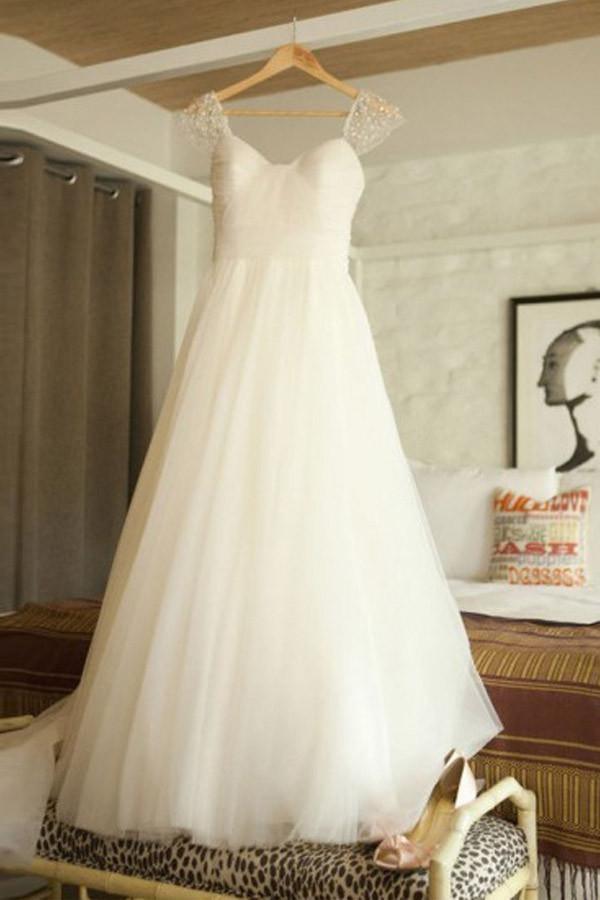 Vestido de novia plisado con escote redondo, mangas casquillo, cola de barrido y pedrería WD106