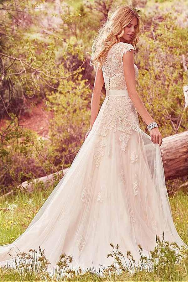 Robe de mariée en tulle, coupe trapèze, décolleté rond, ornée d'appliqués de dentelle WD202