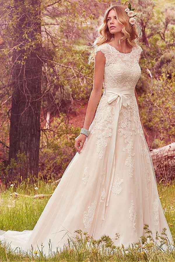 Robe de mariée en tulle, coupe trapèze, décolleté rond, ornée d'appliqués de dentelle WD202