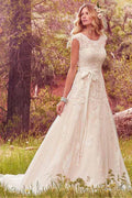 Robe de mariée en tulle, coupe trapèze, décolleté rond, ornée d'appliqués de dentelle WD202