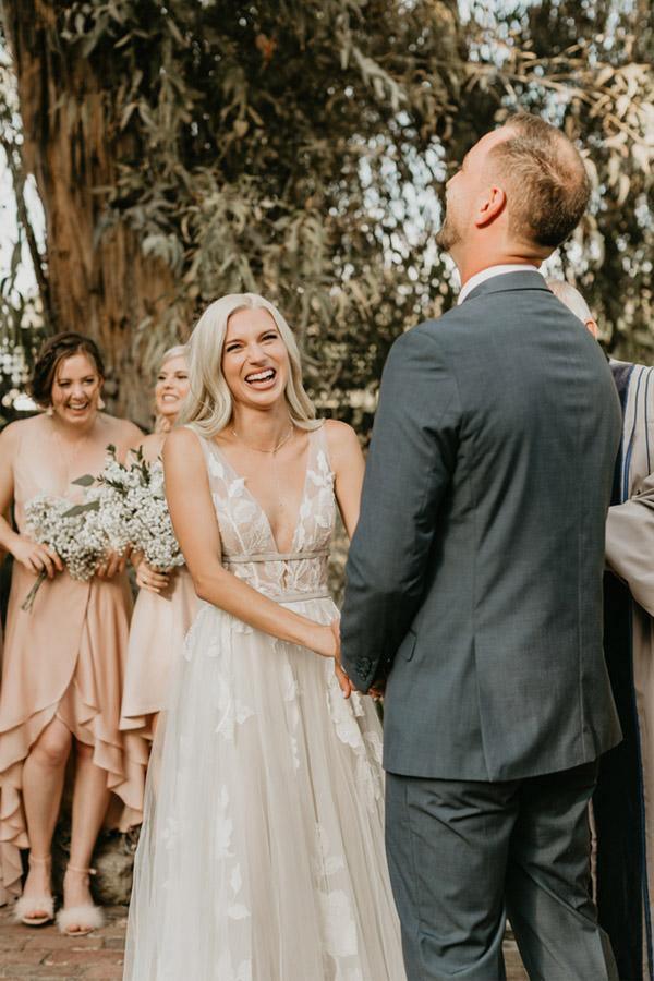 Robe de mariée de plage en tulle ivoire transparent et dentelle, col en V et dos en V WD419