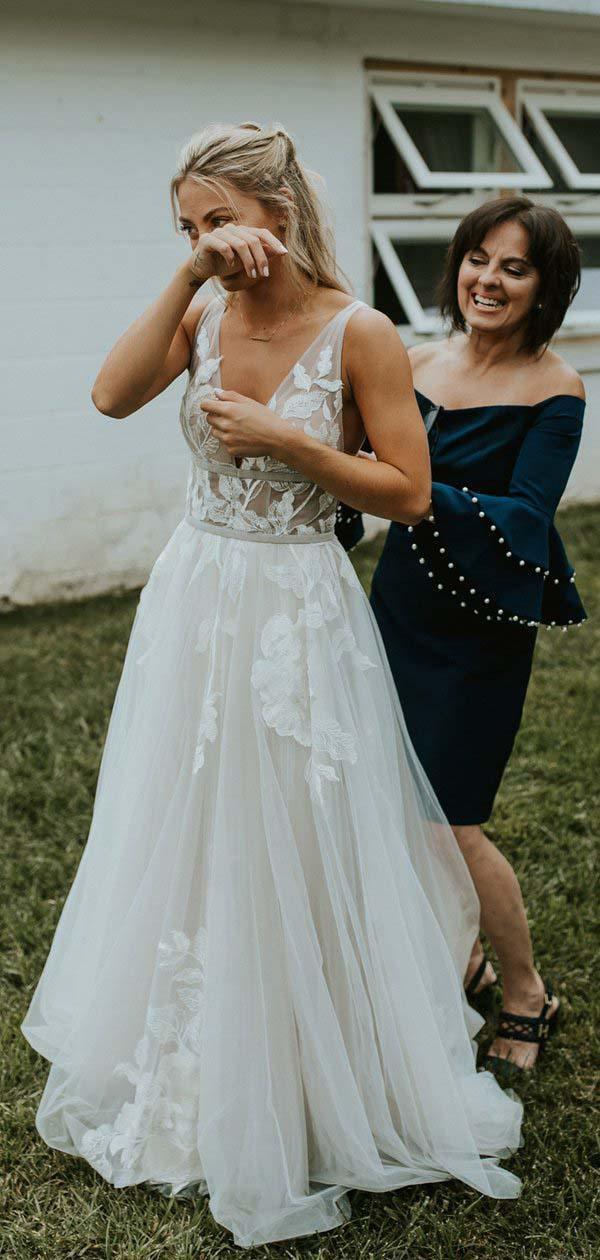 Robe de mariée de plage en tulle ivoire transparent et dentelle, col en V et dos en V WD419