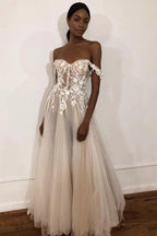 Vestido de novia largo color marfil con hombros descubiertos y apliques WD363