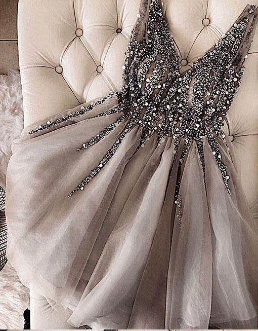 Robe de bal courte en tulle gris à sequins et perles, col en V, référence PD336 