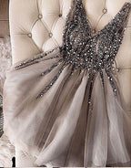 Robe de bal courte en tulle gris à sequins et perles, col en V, référence PD336 