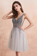 Robe de bal courte en tulle gris à sequins et perles, col en V, référence PD336 