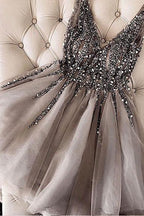Robe de bal courte en tulle gris à sequins et perles, col en V, référence PD336 